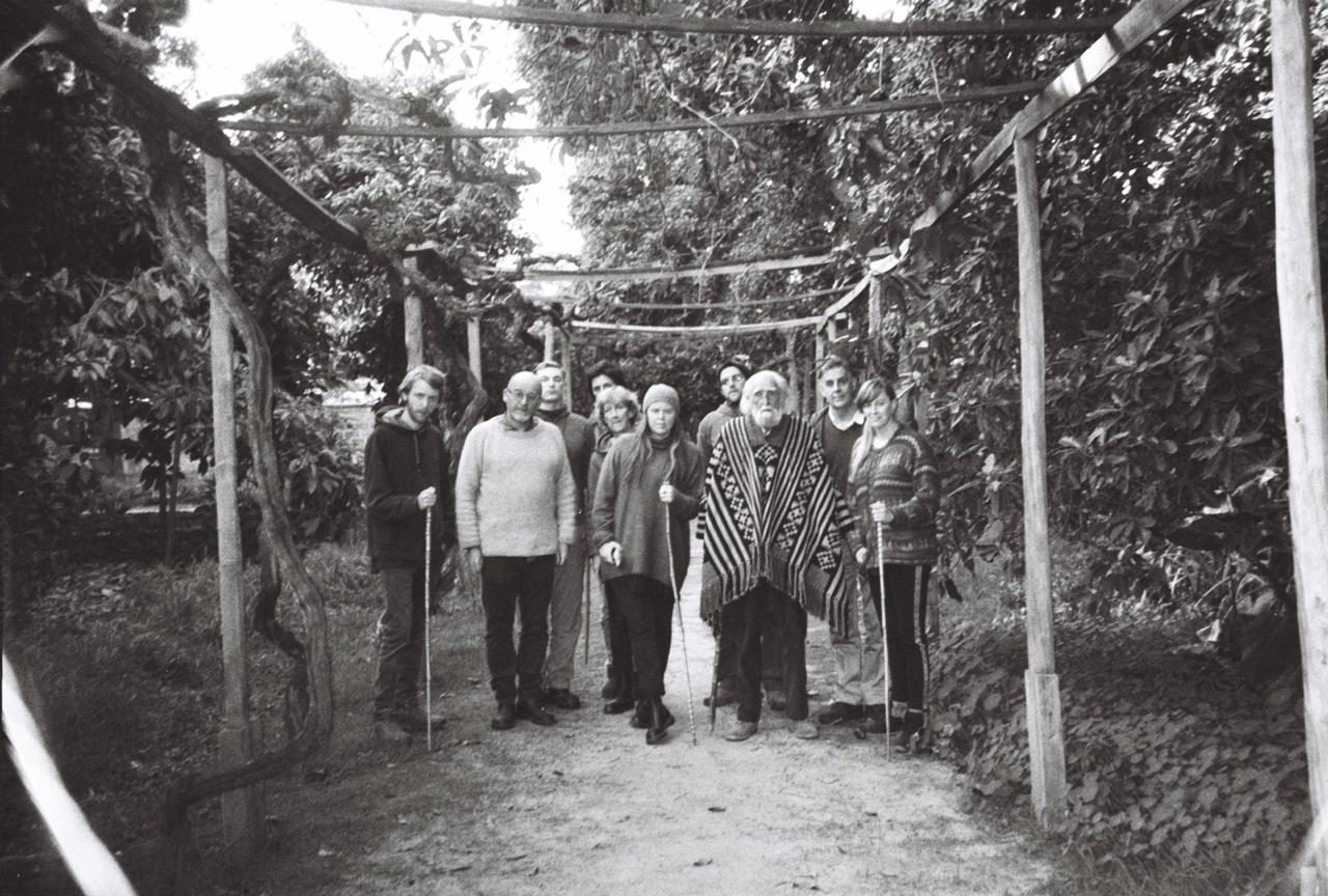 Gastón con amigos bajo una pérgola, varios con poncho