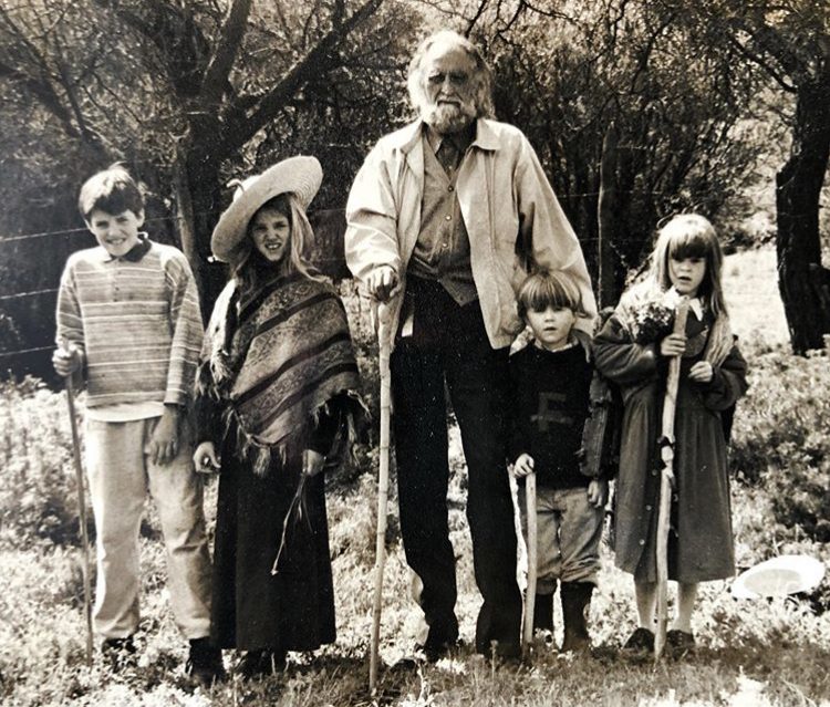 Gastón con bastón junto a una mujer con sombrero y cuatro niños