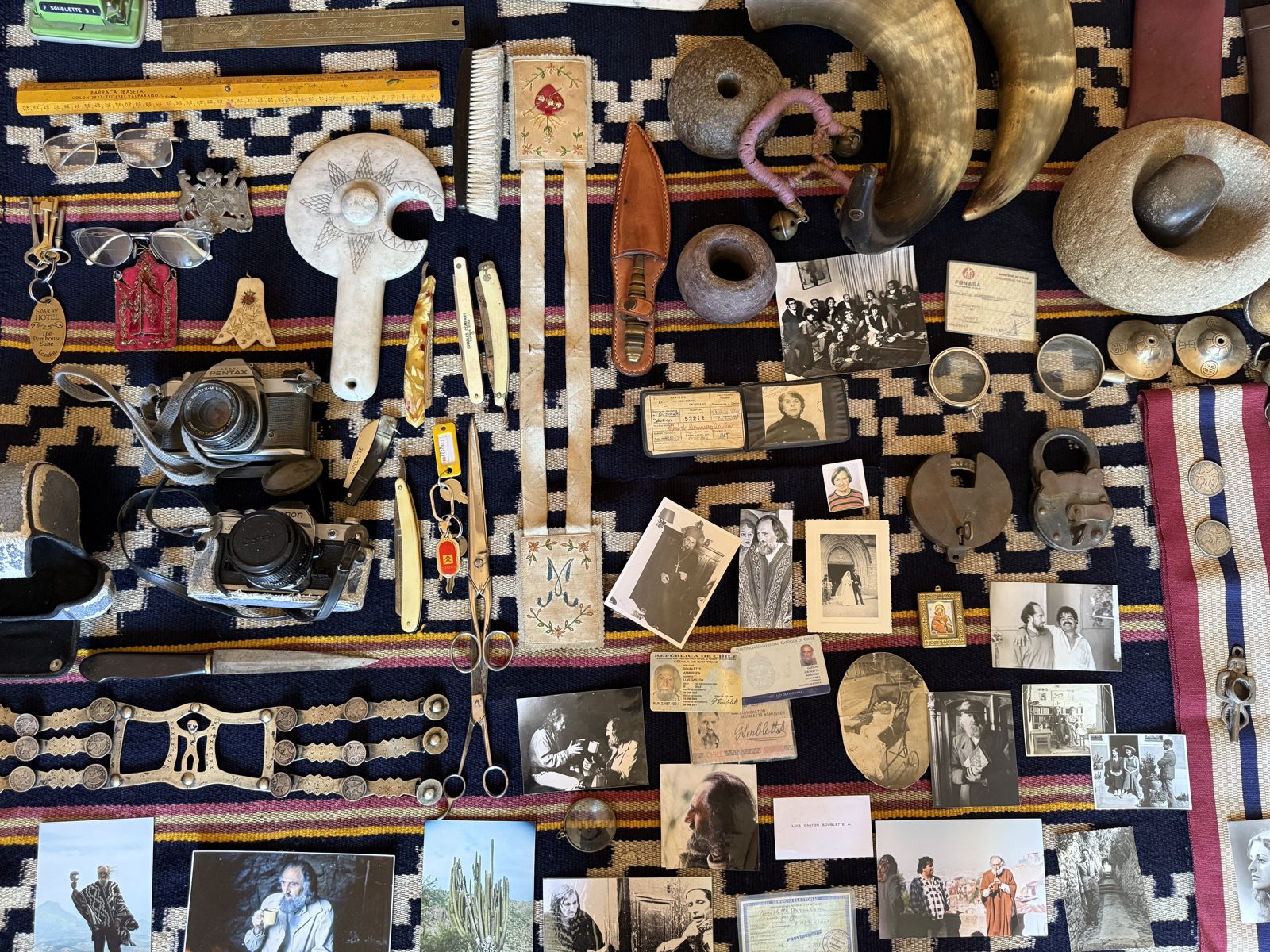 Objetos del velador de Gastón en su casa de Limache