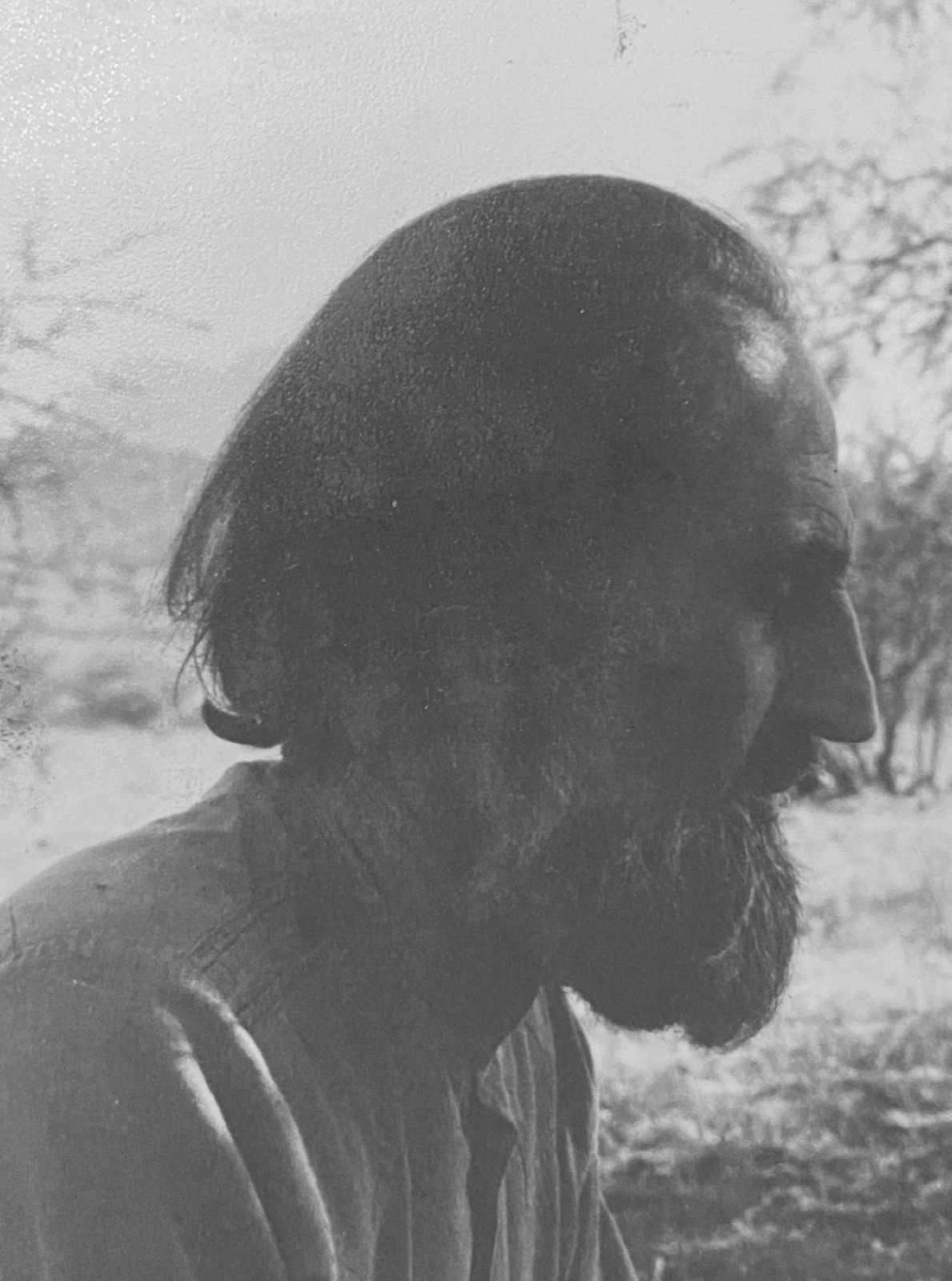Retrato de Gastón Soublette de perfil, en blanco y negro